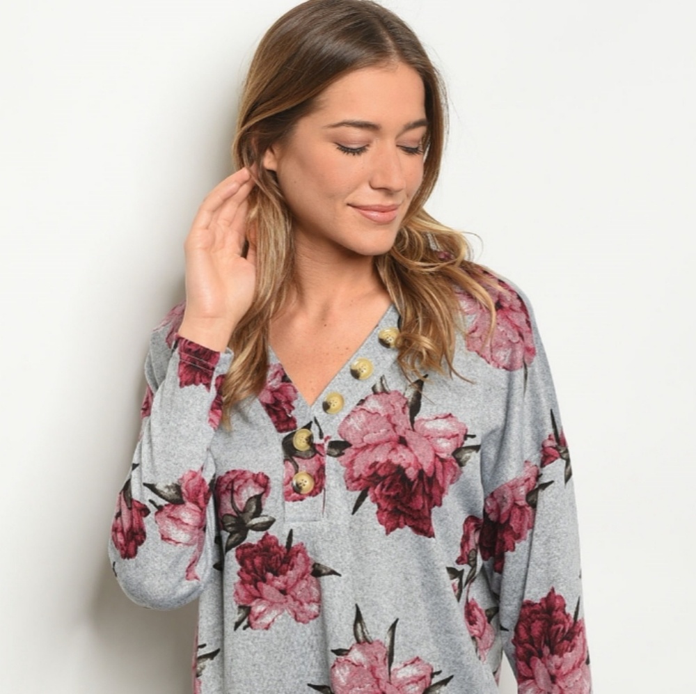 Knit Gray Top w/Pink/Red Flowers Button Detail